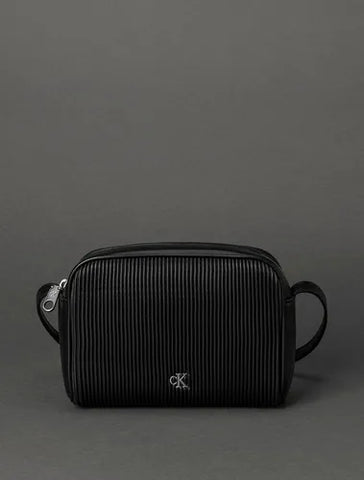 BOLSA CKJ FEM CAMERA BAG RIB EM PU PRETO