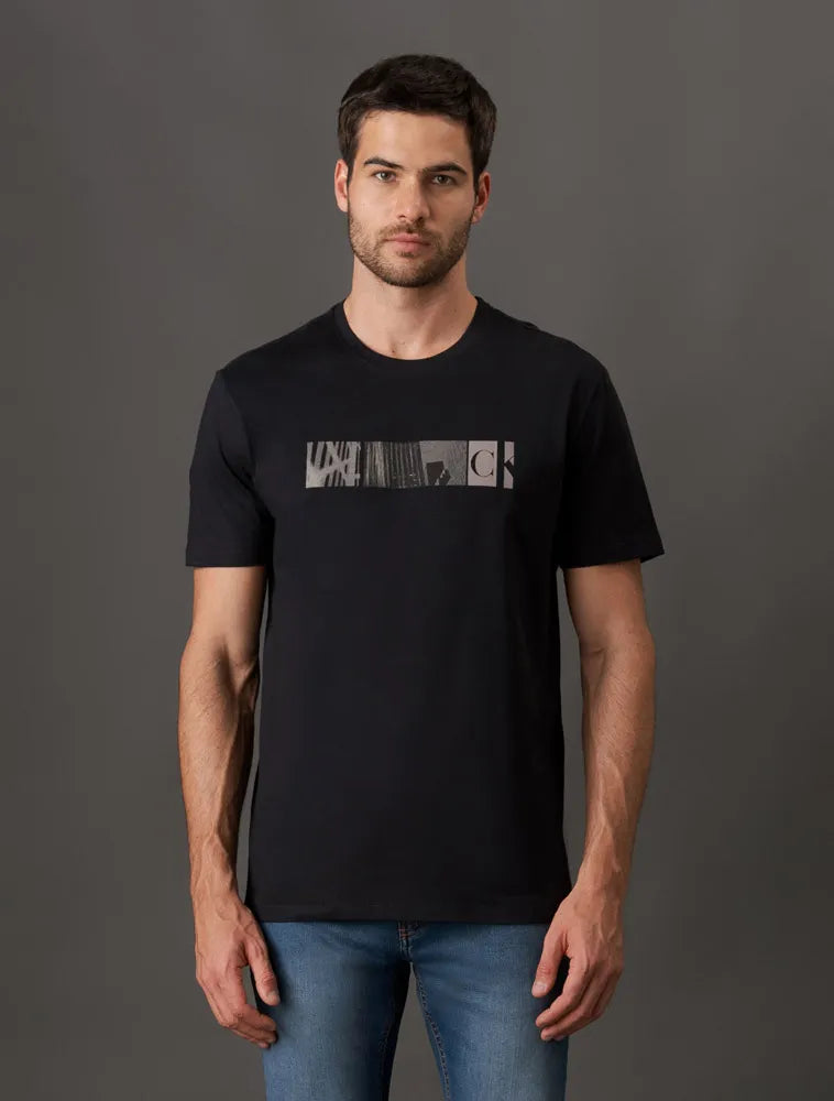 CAMISETA CKJ MAS MC CITY FRAMES PRETO
