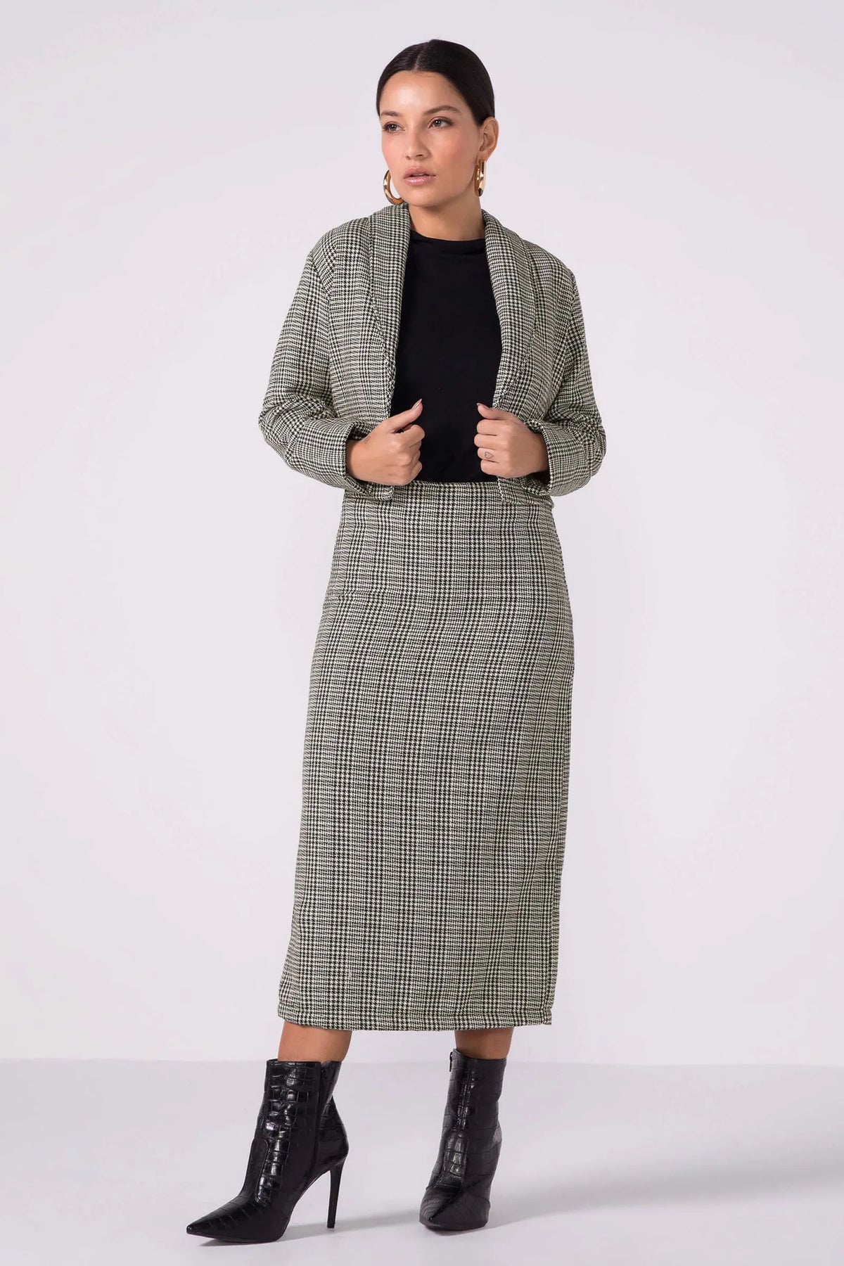 SAIA FEM EM TWEED XADREZ PRETO/BRANCO