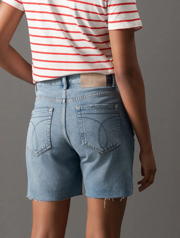 BERUDA CKJ FEM JEANS ALONGADA AZUL CLARO