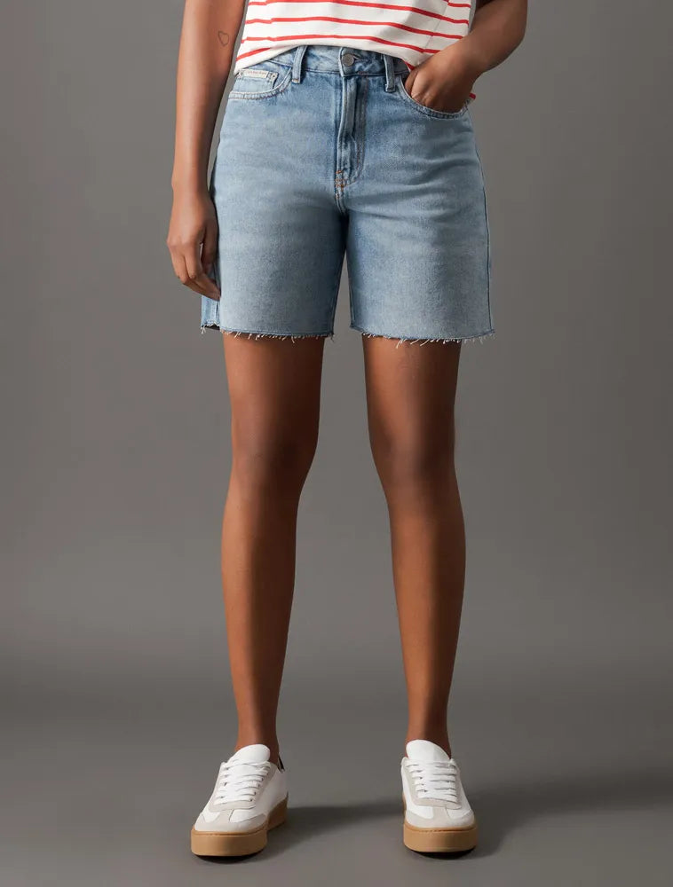 BERUDA CKJ FEM JEANS ALONGADA AZUL CLARO