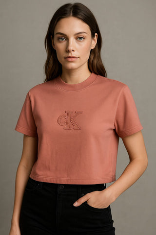 BLUSA CKJ FEM MC PATCH ROSA ESCURO