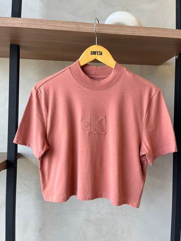 BLUSA CKJ FEM MC PATCH ROSA ESCURO