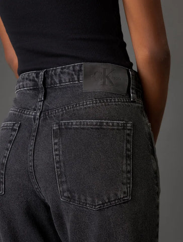 CALCA CKJ FEM JEANS MOM 5 POCKETS PRETO