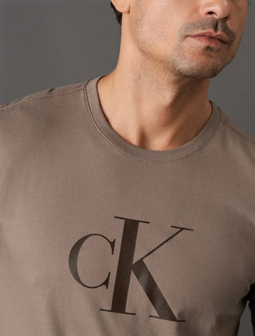 CAMISETA CKJ MAS MC CK GEL CAQUI MEDIO