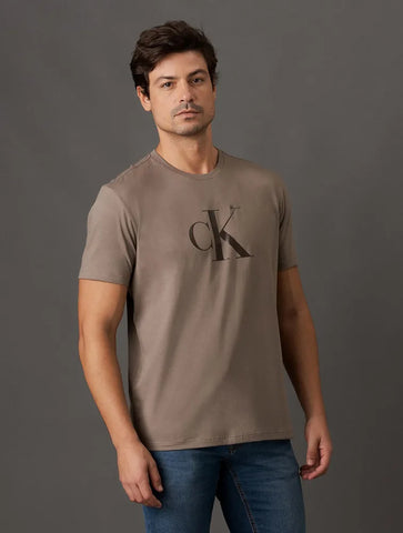 CAMISETA CKJ MAS MC CK GEL CAQUI MEDIO