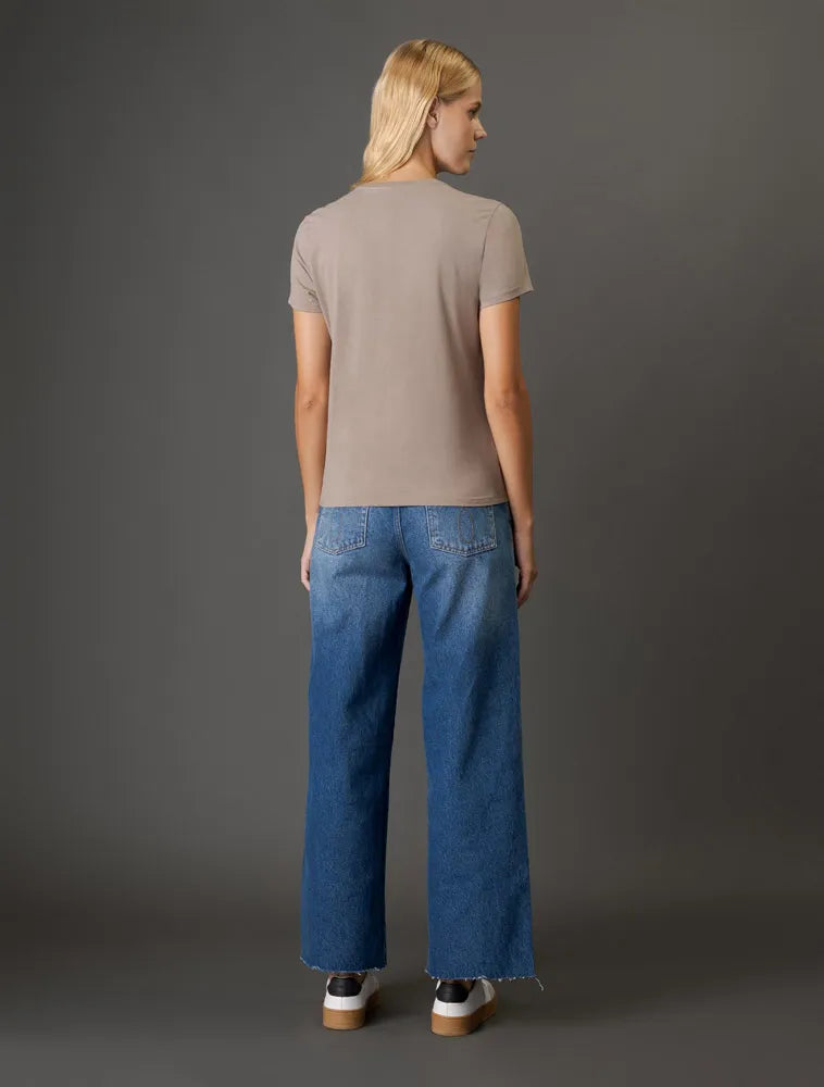 BLUSA CKJ FEM MC REISSUE CENTRALIZADO CAQUI MEDIO
