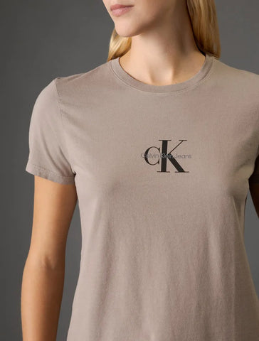 BLUSA CKJ FEM MC REISSUE CENTRALIZADO CAQUI MEDIO