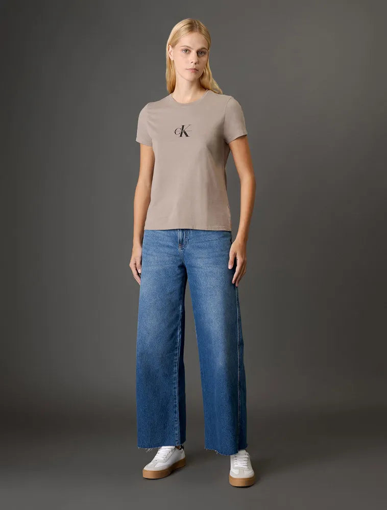 BLUSA CKJ FEM MC REISSUE CENTRALIZADO CAQUI MEDIO
