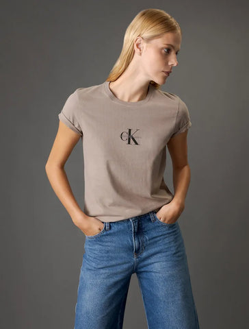 BLUSA CKJ FEM MC REISSUE CENTRALIZADO CAQUI MEDIO