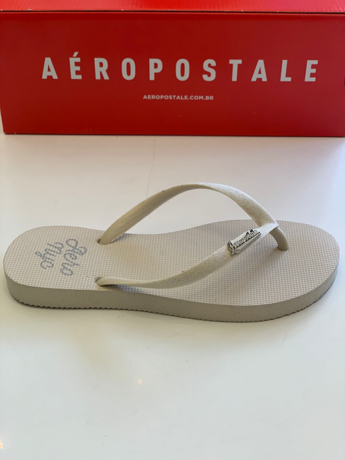 CHINELO FEM AERO NYC LOGO METAL CRUDO