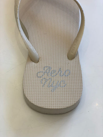 CHINELO FEM AERO NYC LOGO METAL CRUDO