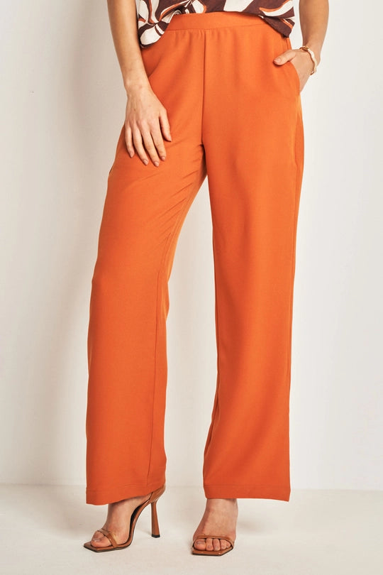 CALCA FEM EM PLANO CREPONADO CONHAQUE