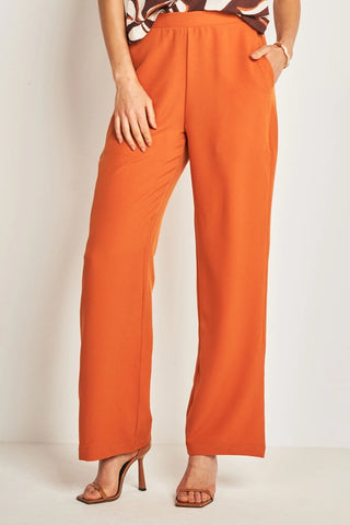 CALCA FEM EM PLANO CREPONADO CONHAQUE