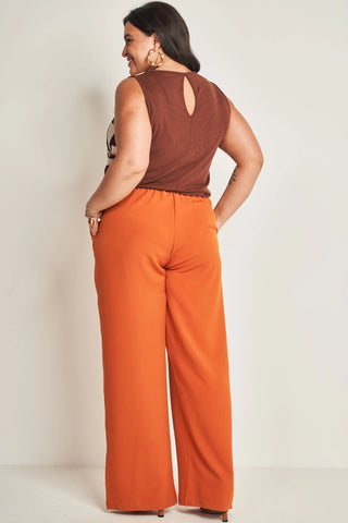 CALCA FEM EM PLANO CREPONADO CONHAQUE