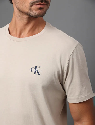 CAMISETA CKJ MAS MC REISSUE PEITO CAQUI CLARO