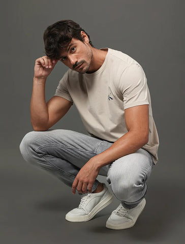 CAMISETA CKJ MAS MC REISSUE PEITO CAQUI CLARO