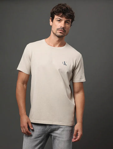 CAMISETA CKJ MAS MC REISSUE PEITO CAQUI CLARO