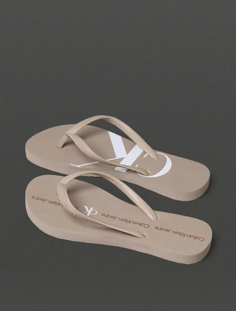 CHINELO CKJ FEM LOGO CORRIDO CK CAQUI CLARO