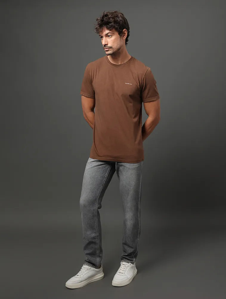 CAMISETA MAS MC CKJ LOGO BASICO PEITO MARROM