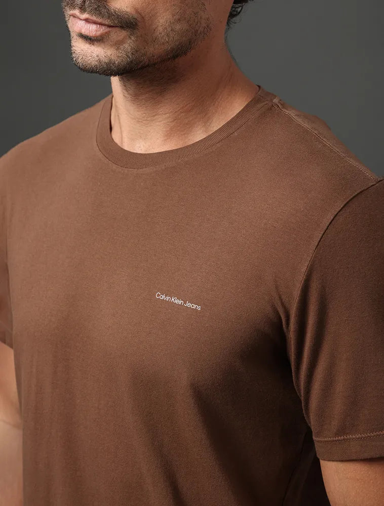 CAMISETA MAS MC CKJ LOGO BASICO PEITO MARROM