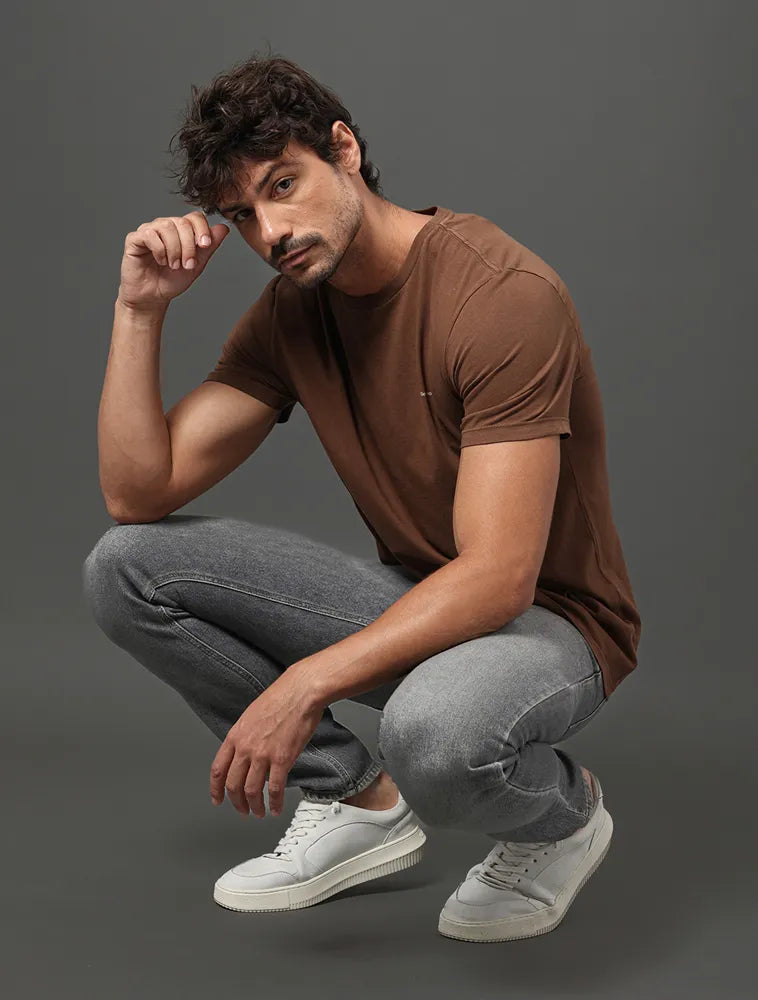 CAMISETA MAS MC CKJ LOGO BASICO PEITO MARROM