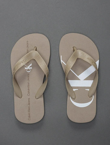 CHINELO CKJ KIDS MAS LOGO CORRIDO CK CAQUI CLARO