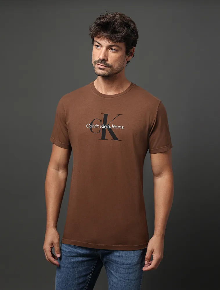 CAMISETA MC MAS CKJ RE ISSUE MARROM