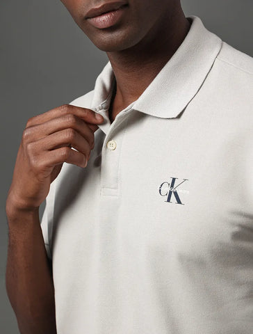POLO CKJ MASC MC LOGO RE ISSUE PEITO CAQUI CLARO