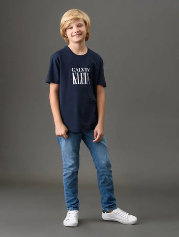 CAMISETA CKJ KIDS MAS MC LOGO SERIF FONT MARINHO