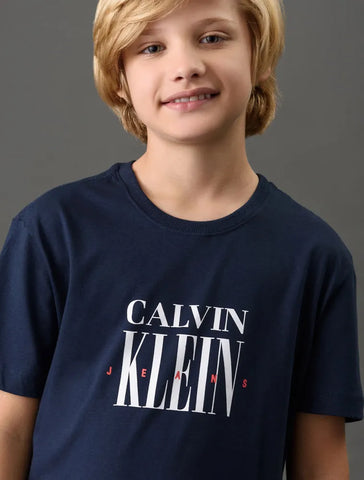 CAMISETA CKJ KIDS MAS MC LOGO SERIF FONT MARINHO