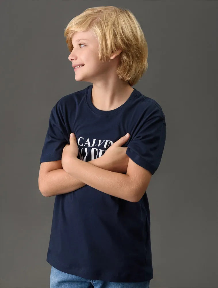 CAMISETA CKJ KIDS MAS MC LOGO SERIF FONT MARINHO