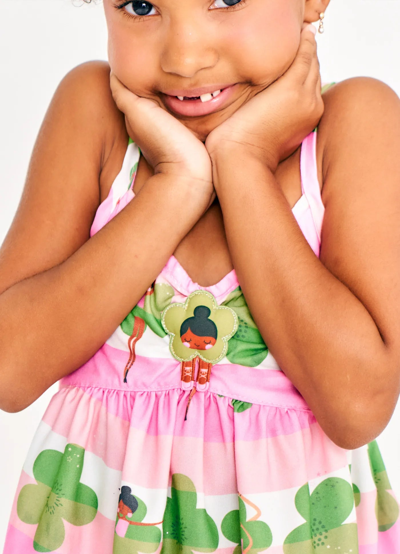 CONJ FEM DANCANDO ENTRE FLORES ALPHABETO ROSA/BRANCO