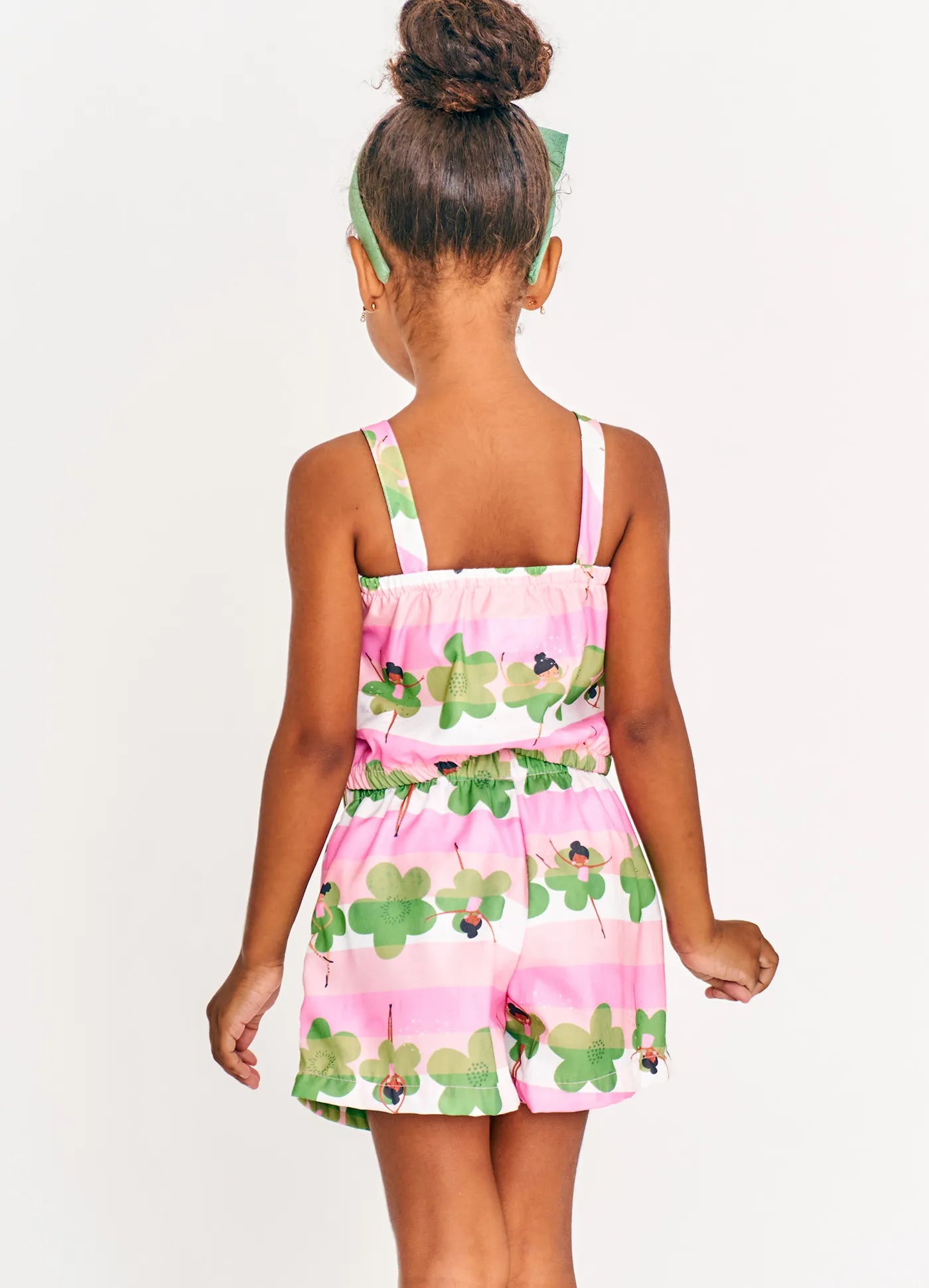 CONJ FEM DANCANDO ENTRE FLORES ALPHABETO ROSA/BRANCO