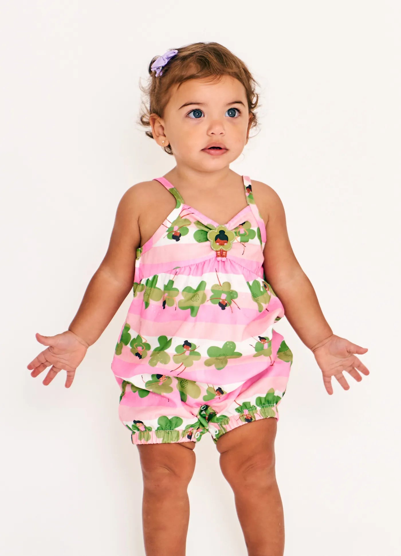 PIMPAO FEM DANCANDO ENTRE FLORES ROSA/BRANCO