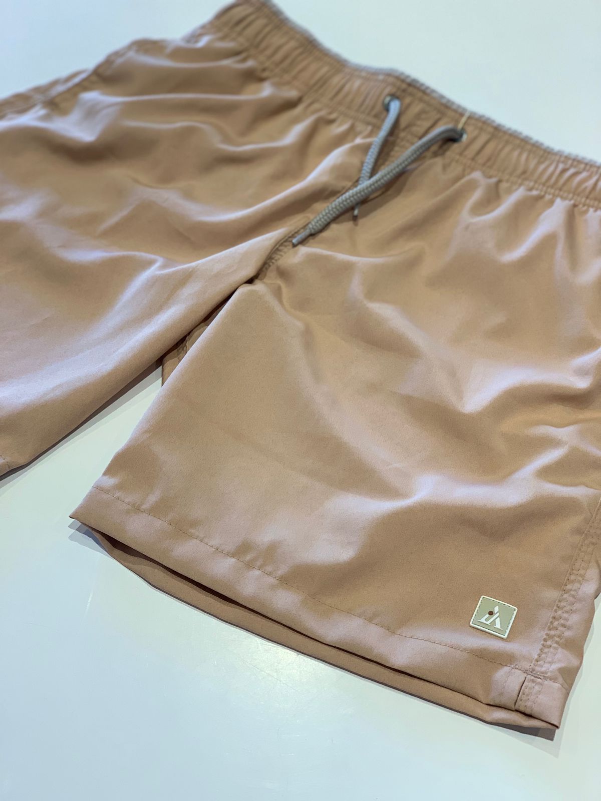 SHORT TACTEL MASC KIDS LISO BEGE/CINZA