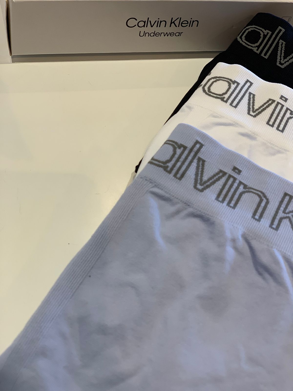 KIT 03 CUECAS CKJ LOW RISE TRUNK S COST PRETO/BRANCO/AZUL CLARO