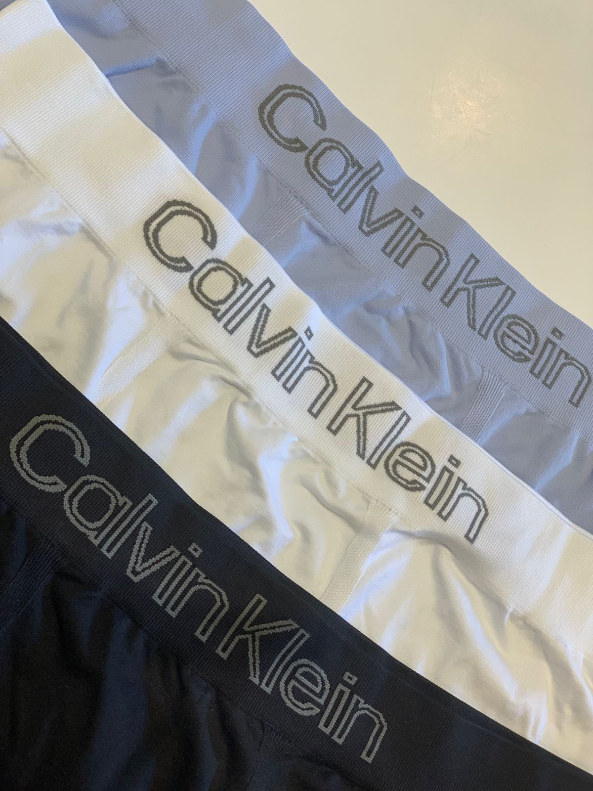 KIT 03 CUECAS CKJ LOW RISE TRUNK S COST PRETO/BRANCO/AZUL CLARO