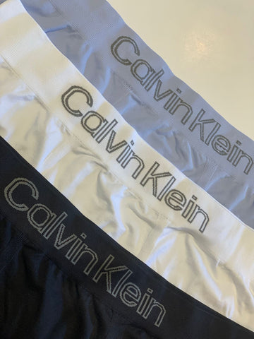 KIT 03 CUECAS CKJ LOW RISE TRUNK S COST PRETO/BRANCO/AZUL CLARO