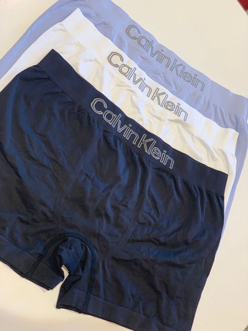 KIT 03 CUECAS CKJ LOW RISE TRUNK S COST PRETO/BRANCO/AZUL CLARO