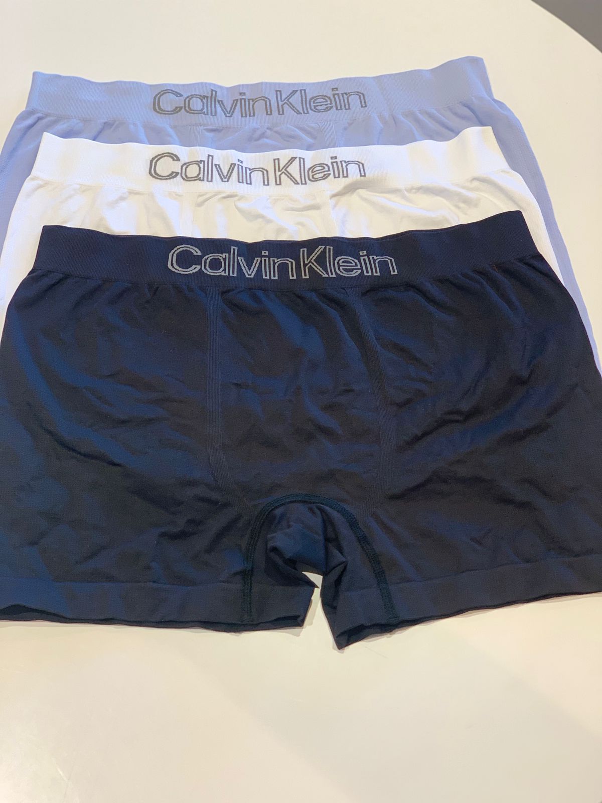 KIT 03 CUECAS CKJ LOW RISE TRUNK S COST PRETO/BRANCO/AZUL CLARO