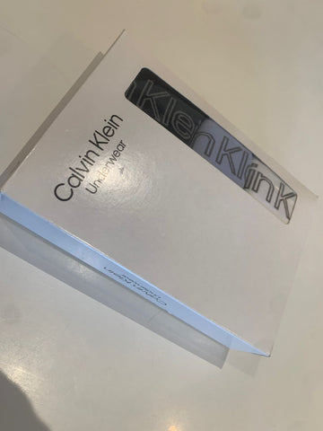 KIT 03 CUECAS CKJ LOW RISE TRUNK S COST PRETO/BRANCO/AZUL CLARO