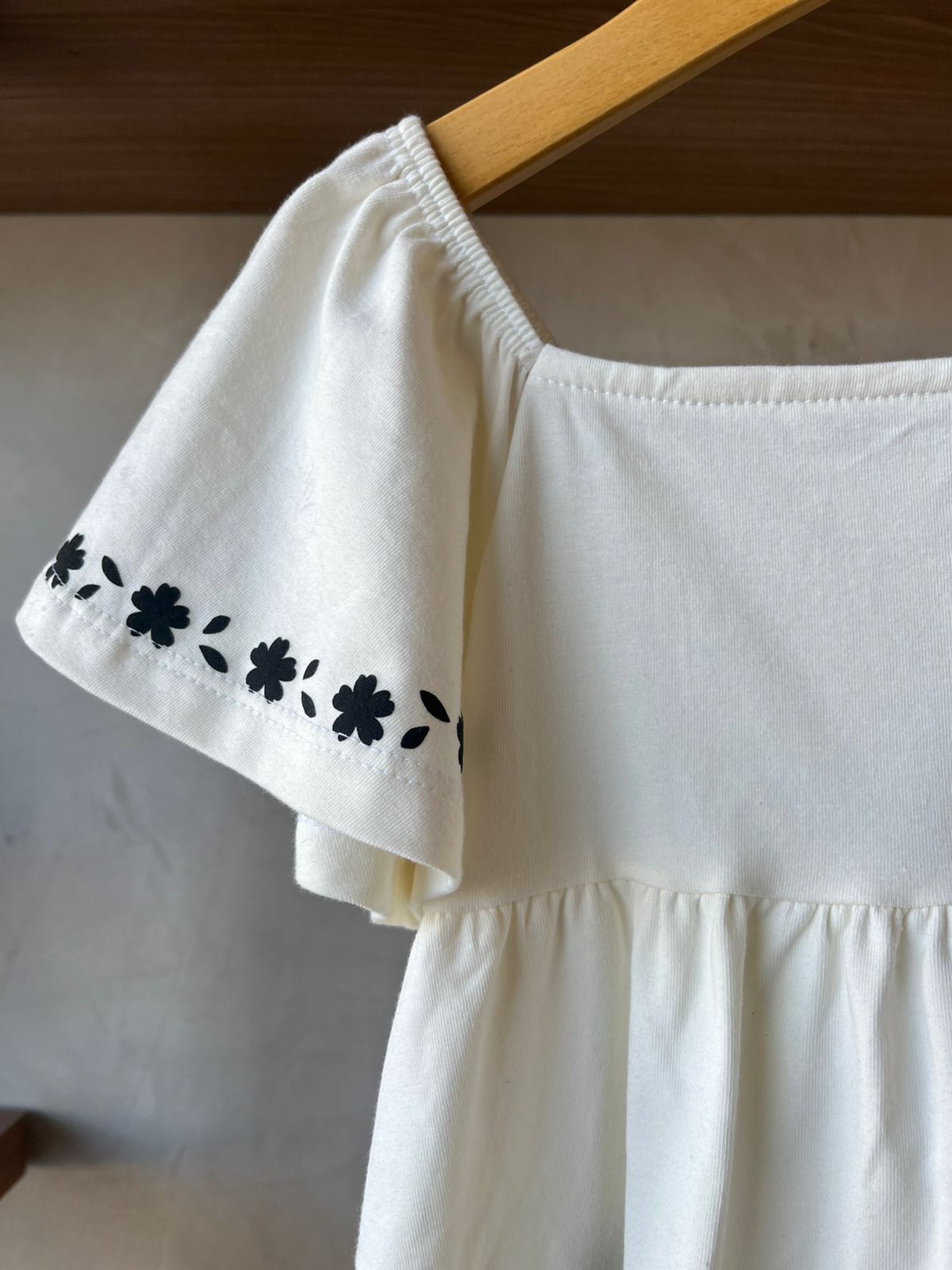 VESTIDO COTTON MC BAB DET E EST FLORES OFF WHITE