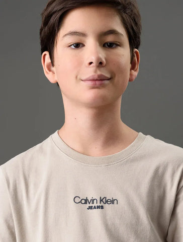 CAMISETA CKJ KIDS MAS LOGO CALVIN JEANS CAQUI CLARO