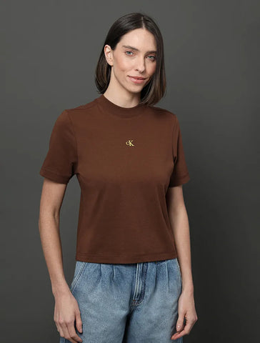 BLUSA CKJ FEM MC RIB C LOGO RELEVO MARROM