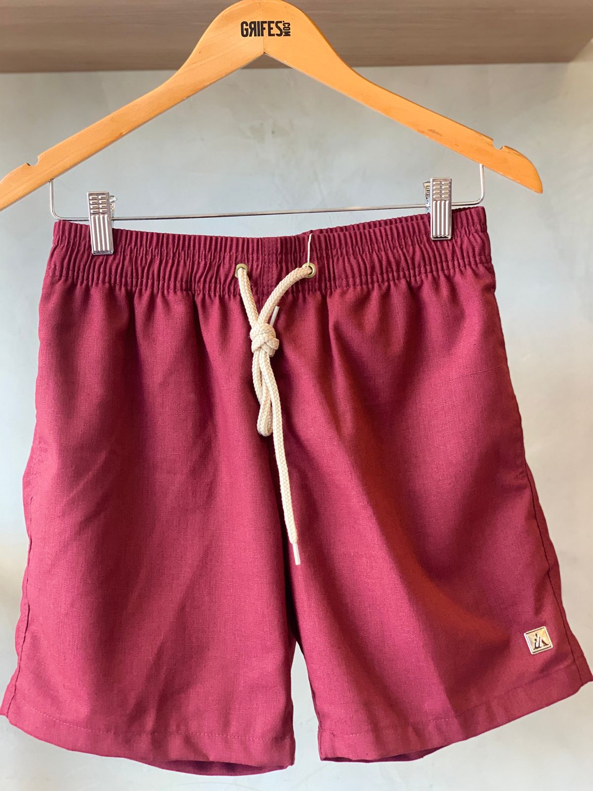 SHORT LINHO MASC LISO BORDO