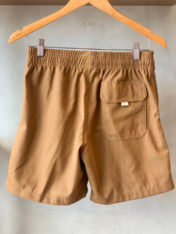SHORT LINHO MASC LISO MARROM CARAMELO