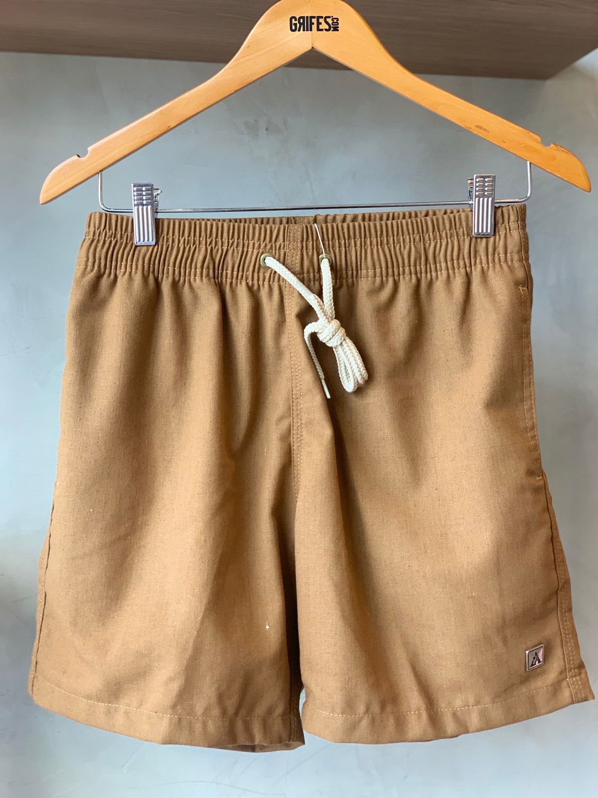 SHORT LINHO MASC LISO MARROM CARAMELO