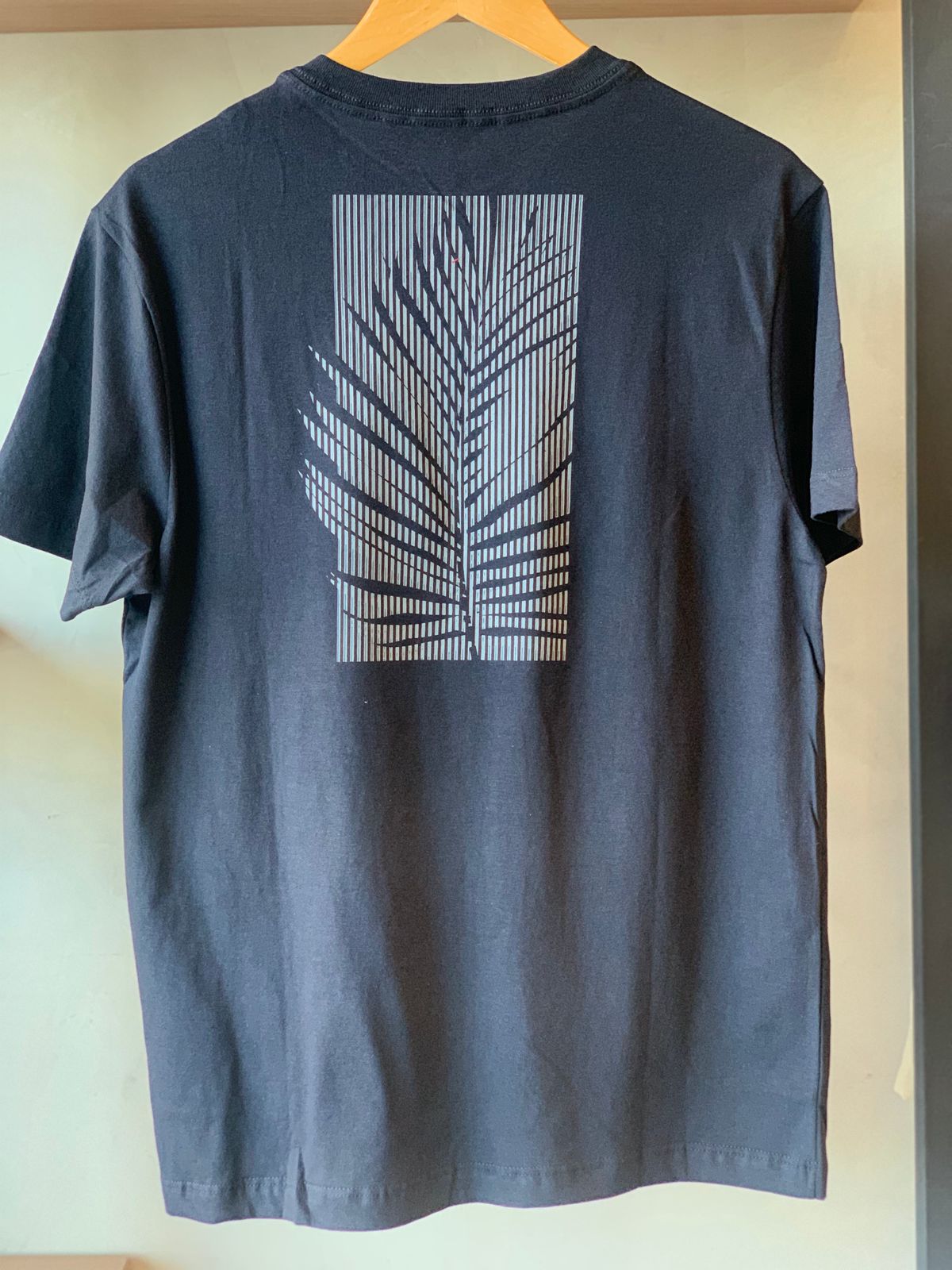 CAMISETA MC ARAMIS ESTAMPA FOLHAGEM PRETO