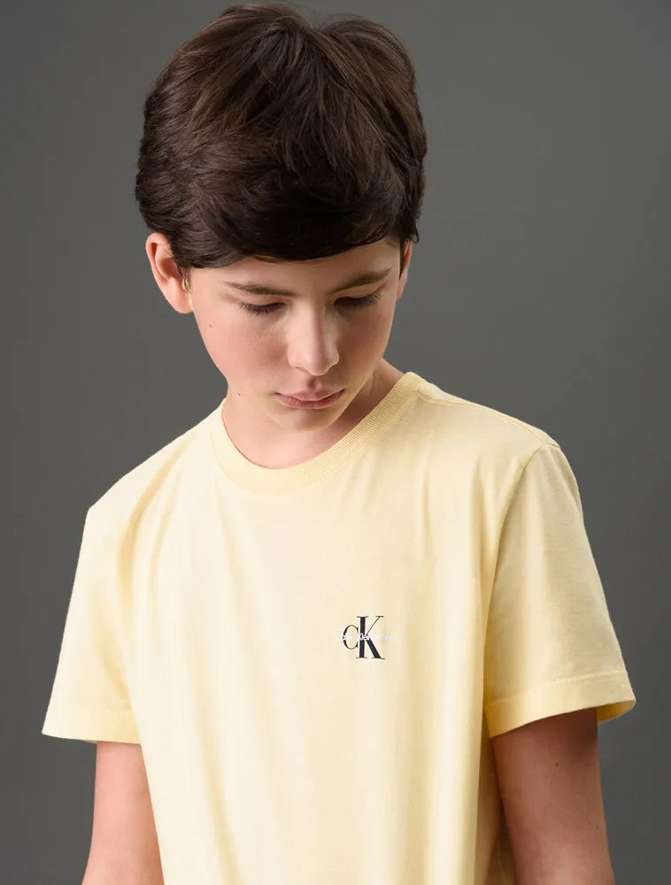 CAMISETA CKJ KIDS MAS MC REISSUE PEITO AMARELO MANTEIGA